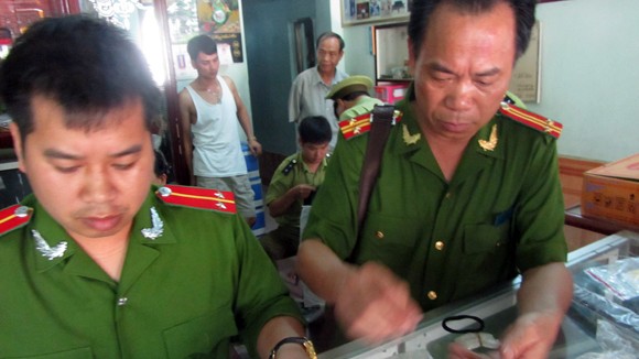Mạnh tay với hành vi buôn bán quân trang giả ảnh 1