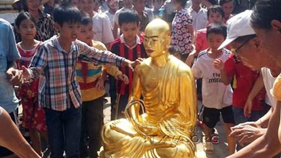 Hàng loạt hành động ngược đời của sư thầy ném tượng cổ xuống sông ảnh 1