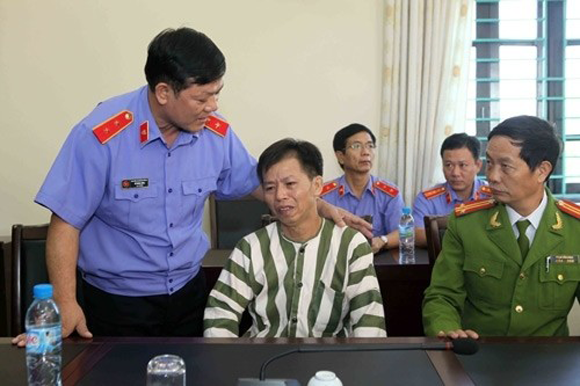 Chân dung hung thủ giết người, 10 năm "lột xác" giấu mặt khiến người vô tội phải chịu án chung thân ảnh 1