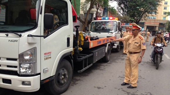 Đảm bảo ATGT trong bão ảnh 1