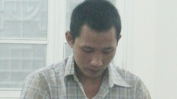 Kẻ rình rập nữ sinh nơi bến xe ảnh 1
