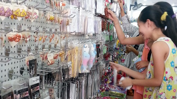 Trang điểm cho con, tăng nguy cơ nhiễm chì ảnh 1
