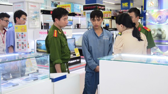 Nam thanh niên trốn trong nhà vệ sinh nữ ảnh 1