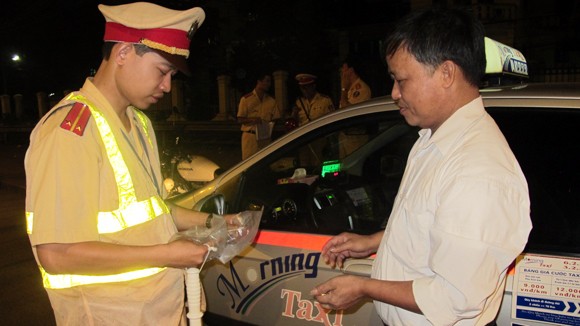 Quyết liệt xử lý taxi vi phạm ban đêm ảnh 1