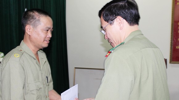 Thăm Phó công an xã bị thương khi làm nhiệm vụ ảnh 1