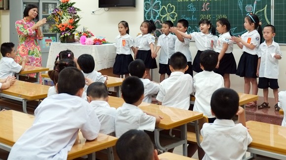 Không phải giáo viên nào cũng quen nhận phong bì ảnh 1