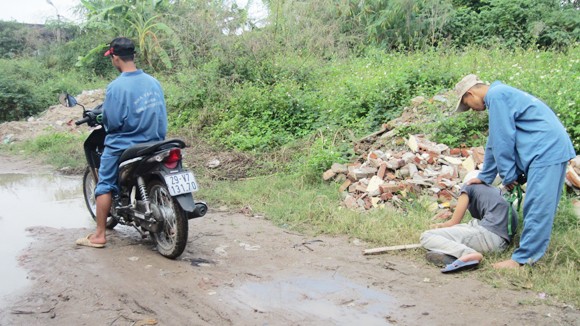 Dùng bình xịt, dùi cui điện cướp “xe ôm” ảnh 1