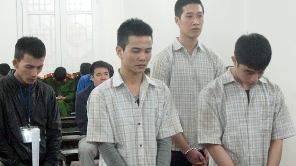 Đánh hội đồng người đang bất tỉnh ảnh 1