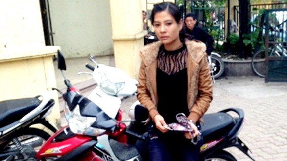 Gái xinh rình sơ hở để trộm cắp ảnh 1