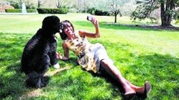 “Selfie” (tự chụp) được chọn làm “từ của năm” ảnh 1