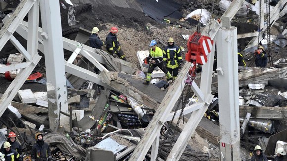 Latvia: Sập mái siêu thị, 45 người chết ảnh 1