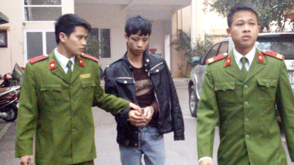 Tên cướp có súng và lựu đạn đã “thúc thủ” như thế nào? ảnh 2