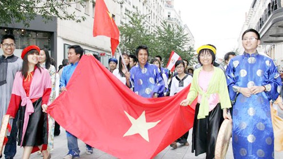 Kiều bào ta ở Paris ảnh 1
