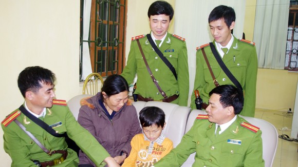 Đi xuyên đêm đón cháu bé lạc nhà ảnh 1
