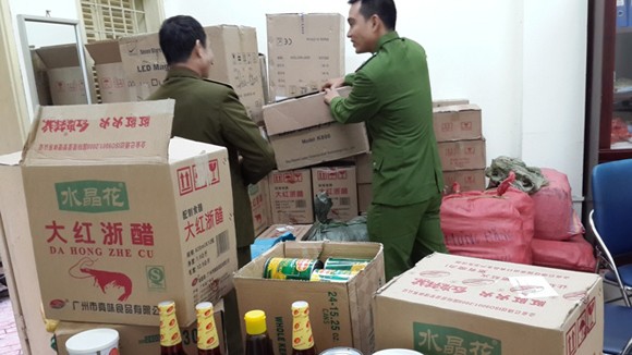 Bắt 1 xe tải chở thực phẩm không rõ nguồn gốc ảnh 1
