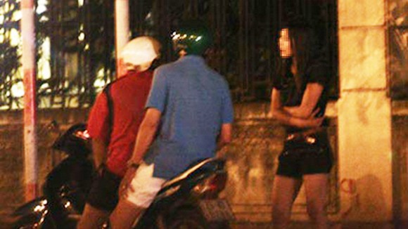 Người mua dâm bị phạt nặng hơn người bán dâm ảnh 1
