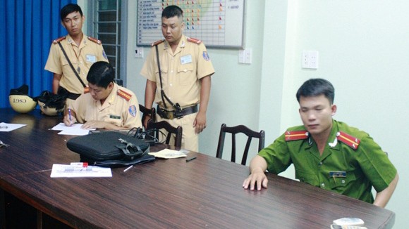 Giả cán bộ kiểm tra... cảnh sát giao thông ảnh 1