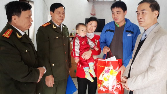 Lãnh đạo CATP thăm hỏi CBCS có hoàn cảnh khó khăn ảnh 1