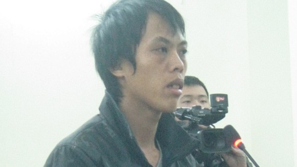 Buôn 12kg pháo, lĩnh án 15 tháng tù ảnh 1