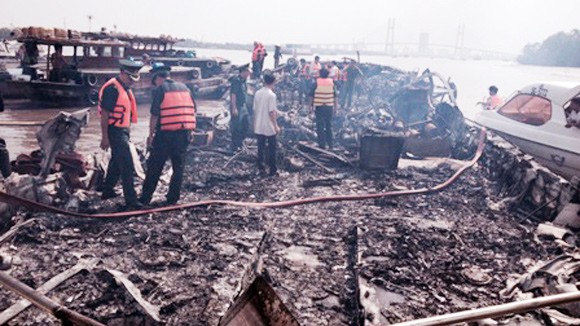 Cháy tàu cánh ngầm trên sông Sài Gòn ảnh 1