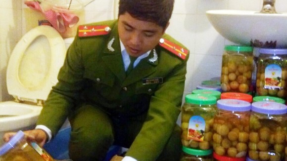 Chanh muối chất lượng cao... “ủ” trong nhà vệ sinh ảnh 1