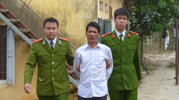 Siết cổ, đập đầu cụ bà 85 tuổi, cướp khuyên tai vàng ảnh 1