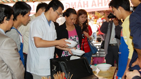 Nhiều nhà hàng ở phủ Tây Hồ rửa bát chưa sạch ảnh 1