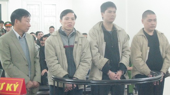 Đòi nợ bằng… “luật rừng” ảnh 1
