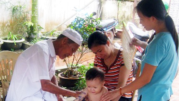 Những việc làm lạ đời của lương y có thư cảm ơn được tính bằng kilôgam ảnh 1