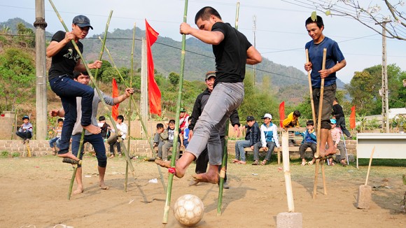 Đấu bóng trên những đôi chân “tre” ảnh 1