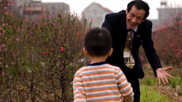 Cha mẹ đánh con cũng có thể bị phạt tù ảnh 1
