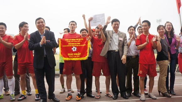 Phòng Viễn thông tin học vô địch ảnh 1