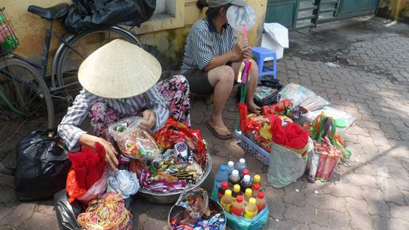 Quà vặt bẩn tại cổng trường: Sẽ công khai cơ sở vi phạm ảnh 1