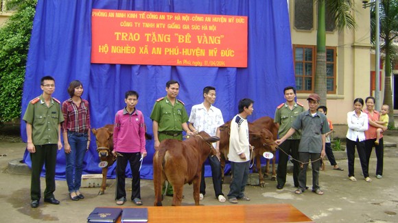 Trao bê vàng đến tận tay hộ nghèo ảnh 1