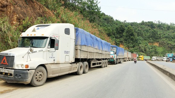 Nhiều biện pháp “rắn” trị xe quá tải ảnh 1