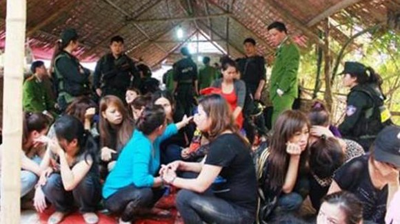 Lão bà trong sới bạc tiền tỷ ảnh 1