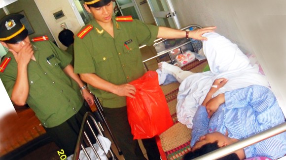Thăm hỏi chiến sỹ CSCĐ bị thương khi làm nhiệm vụ ảnh 1