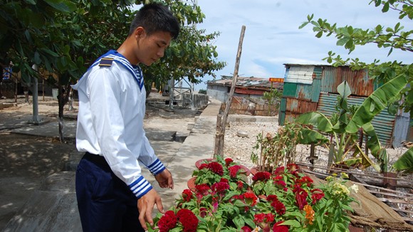 Lính đảo Trường Sa tăng gia cải thiện ảnh 3