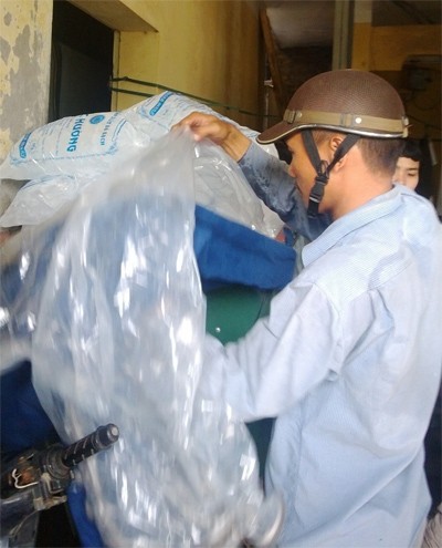 Chưa an tâm với chất lượng nước đá viên, nước đóng chai ảnh 1