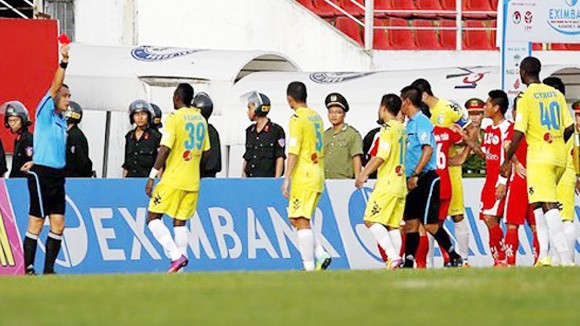 Tiền đạo Samson: “Họ chơi xấu tôi trước” ảnh 1
