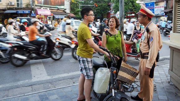 Vừa làm vừa giải thích cho dân hiểu ảnh 1