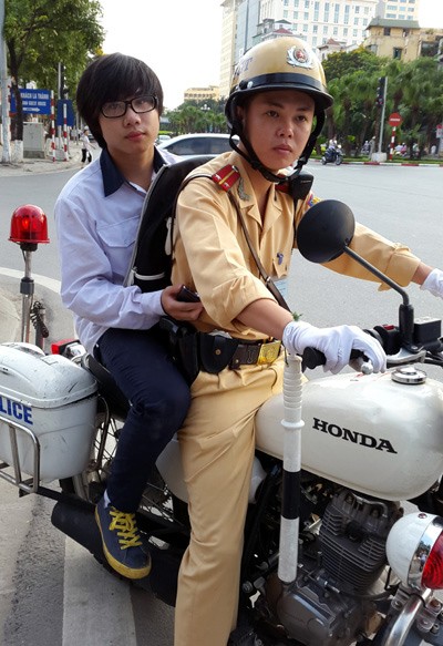 Cảnh sát giao thông đội nắng giúp thí sinh ảnh 1