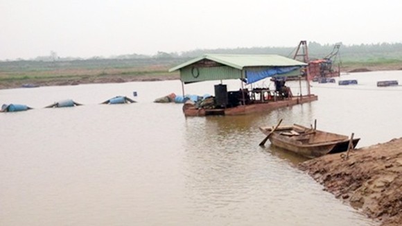 “Đánh” mạnh “cát tặc” trên sông Hồng ảnh 1