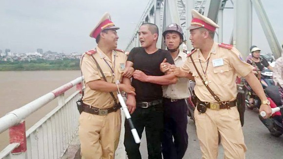 Chán đời, lên thành cầu “hóng mát” ảnh 1