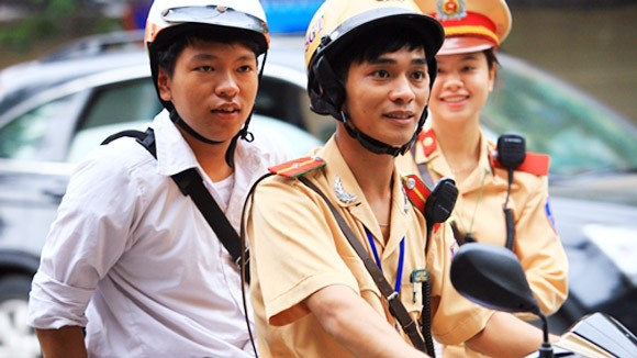 Chuyện về những ân nhân áo vàng ảnh 1