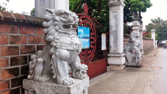 Yêu cầu di chuyển sư tử đá gây phản cảm ảnh 1