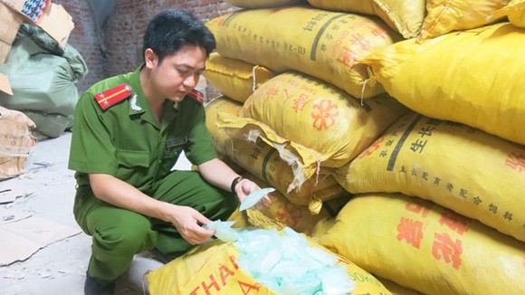 Liên tiếp bắt hàng lậu, thực phẩm độc hại ảnh 1