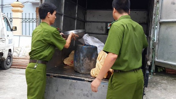Liên tiếp bắt hàng lậu, thực phẩm độc hại ảnh 2