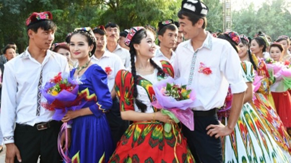 Tân Cương khuyến khích người dân tộc thiểu số cưới người Hán ảnh 1