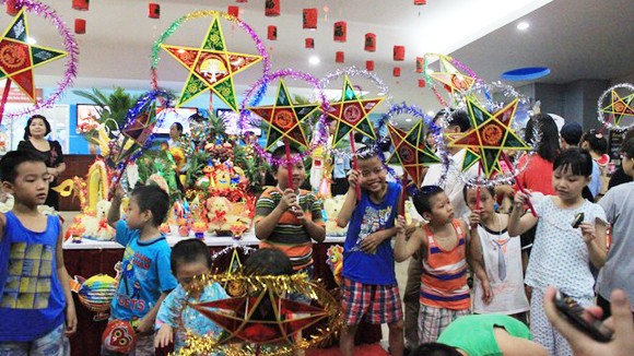 Tết Trung thu cho các em nhỏ thiệt thòi ảnh 1